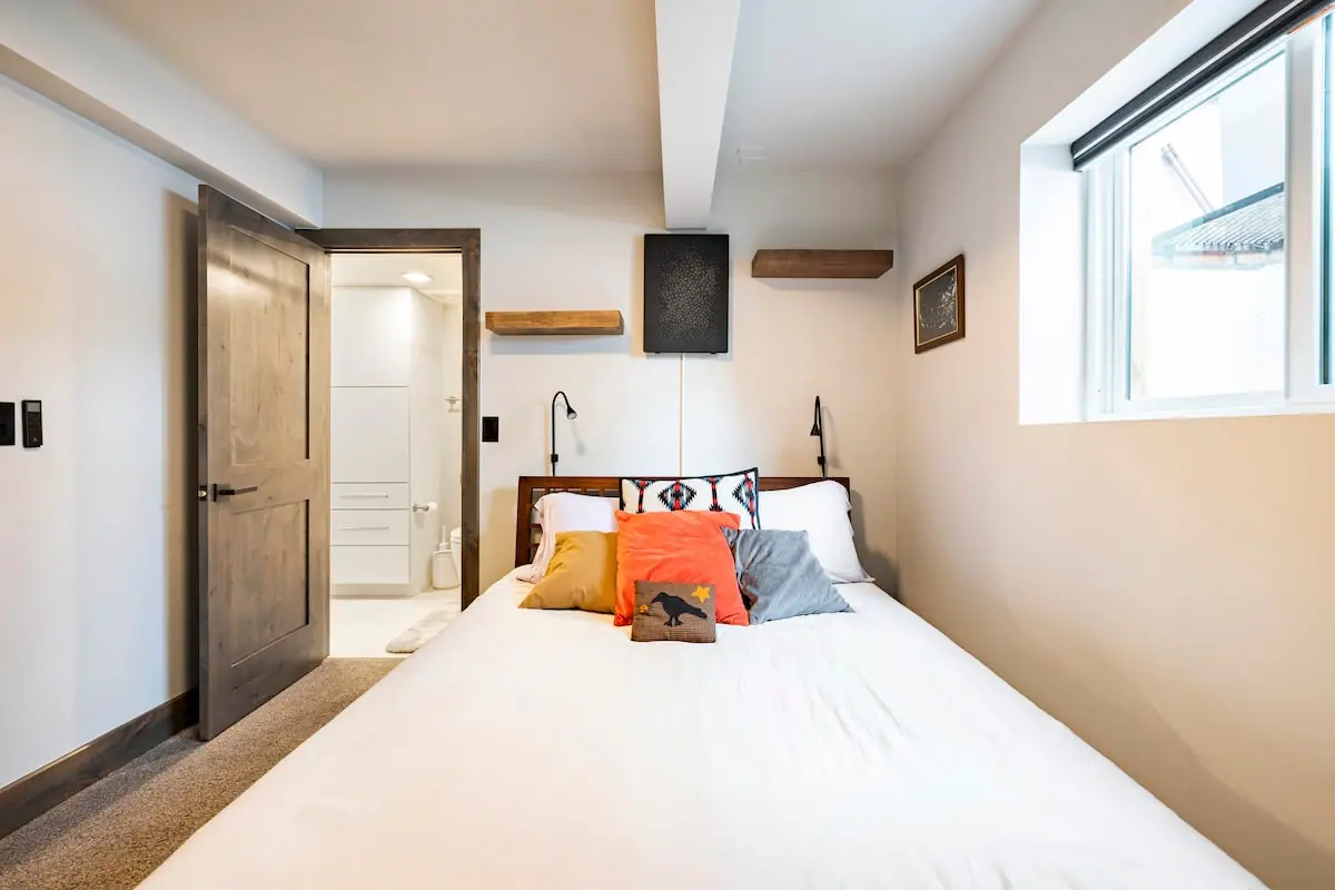 Queen bedroom — Evergreen Mountain House