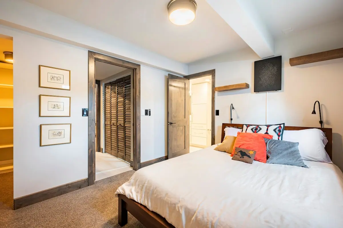 Bedroom in the suite — Evergreen Mountain House