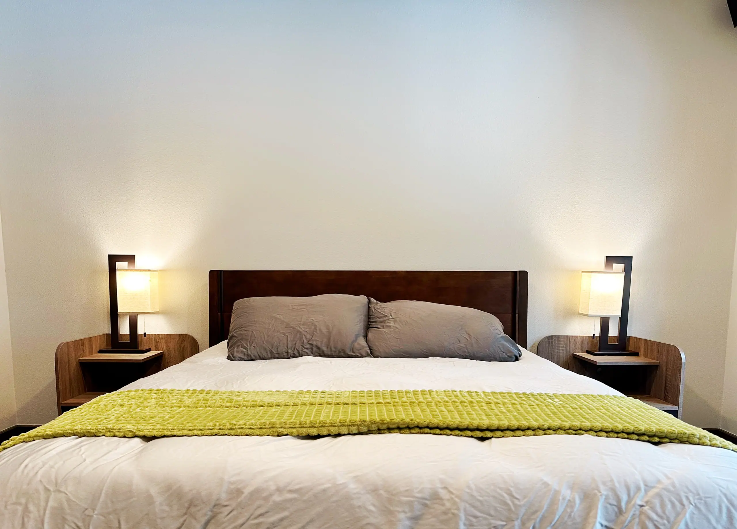 Bedroom with bedside lamps — Evergreen Mountain House