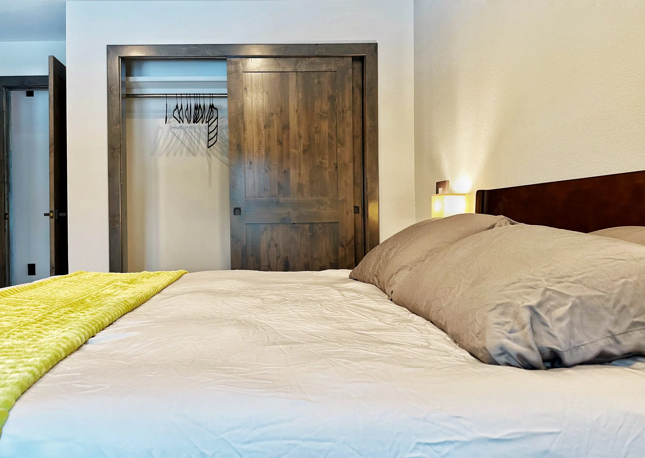 Bedroom and wardrobe — Evergreen Mountain House